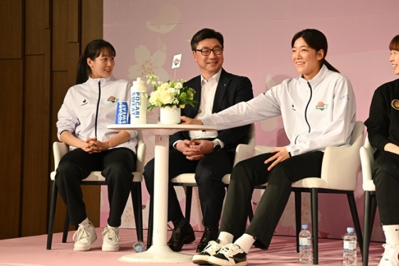 (왼쪽부터) 신지현, 김도완 감독, 양인영. /사진=WKBL 제공