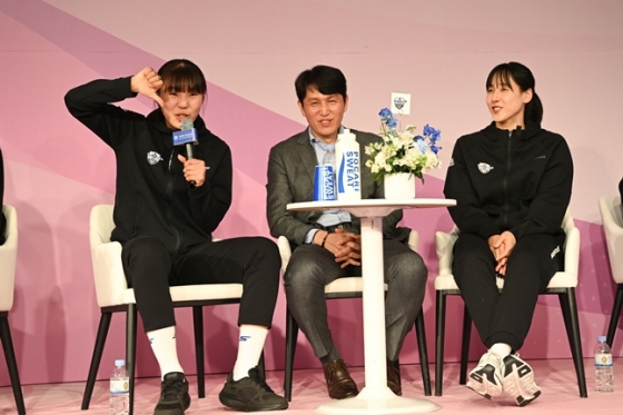 (왼쪽부터) 박지현, 위성우 감독, 김단비. /사진=WKBL 제공