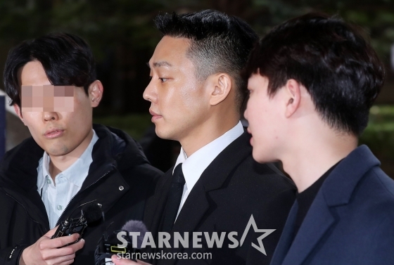 마약류 관리에 관한 법률 위반(향정) 등 혐의로 기소된 배우 유아인(본명 엄홍식)이 5일 오후 서울 서초구 중앙지법에서 열린 공판에 출석하고 있다.  유아인은 지난해 10월 프로포폴 상습 투약, 타인 명의 수면제 불법 처방 매수, 대마흡연 및 교사, 증거인멸교사 등 혐의로 불구속 기소됐다. 2024.03.05 /사진=김창현