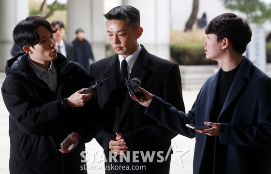 마약류 관리에 관한 법률 위반(향정) 등 혐의로 기소된 배우 유아인(본명 엄홍식)이 5일 오후 서울 서초구 중앙지법에서 열린 공판에 출석하고 있다.  유아인은 지난해 10월 프로포폴 상습 투약, 타인 명의 수면제 불법 처방 매수, 대마흡연 및 교사, 증거인멸교사 등 혐의로 불구속 기소됐다. 2024.03.05 /사진=김창현