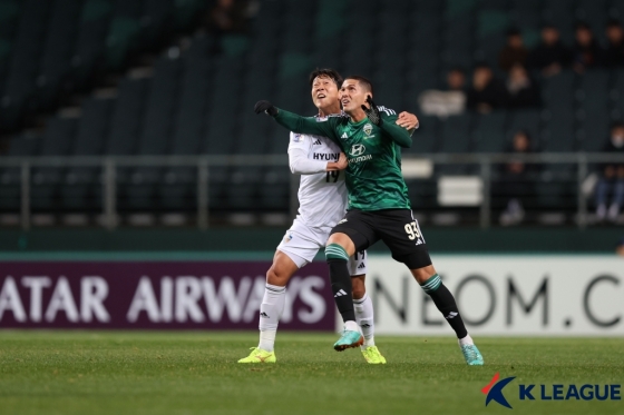 티아고(오른쪽)와 경합하는 김영권. /사진제공=한국프로축구연맹