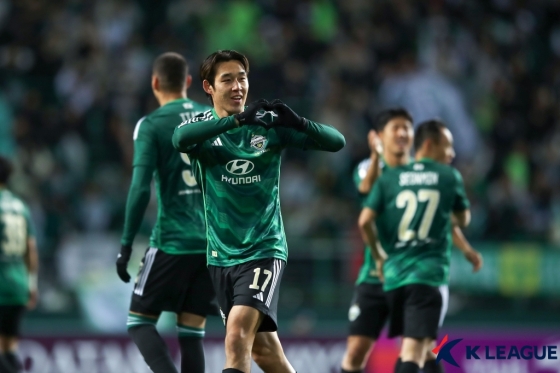 2023~2024시즌 아시아축구연맹(AFC) 아시아챔피언스리그(ACL) 8강 1차전 울산HD와 경기에서 송민규가 득점 후 하트 세리머니를 하고 있다. /사진제공=한국프로축구연맹