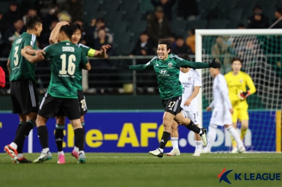 송민규(오른쪽)가 득점 후 달려가고 있다. /사진제공=한국프로축구연맹
