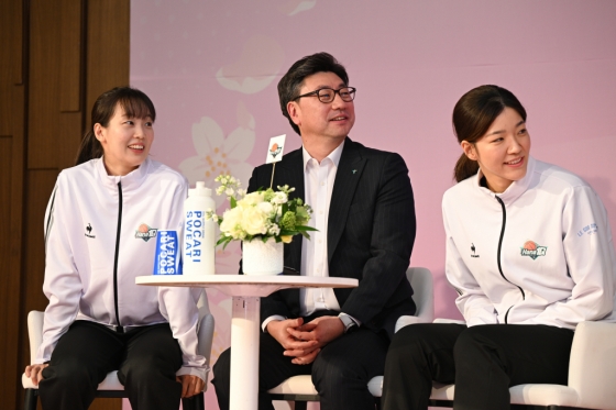 (왼쪽부터) 신지현, 김도완 감독, 양인영. /사진=WKBL 제공