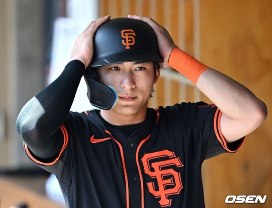 샌프란시스코 자이언츠 이정후가 5일 미국 애리조나주 스코츠데일에 위치한 설트 리버 필즈 앳 토킹 스틱에서 열린 콜로라도 로키스와 2024 미국 MLB 원정 시범경기를 앞두고 새 헬멧을 착용해보고 있다.