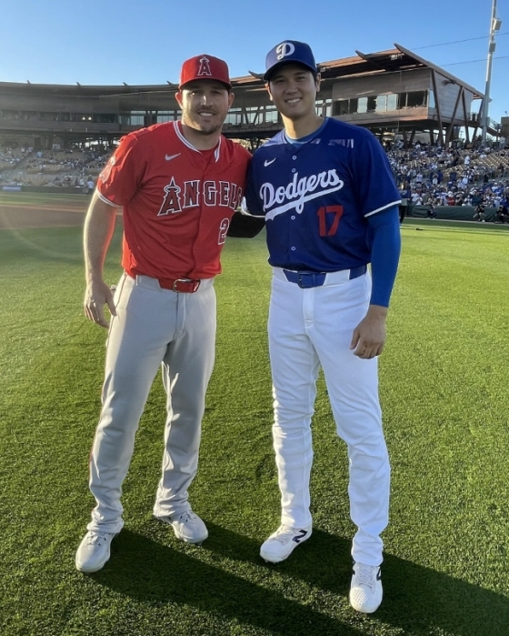 LA 에인절스 마이크 트라웃(왼쪽)과 LA 다저스 오타니 쇼헤이가 6일 미국 애리조나주 글렌데일 캐멀백랜치에서 열린 2024 미국프로야구 메이저리그(MLB) 시범경기를 앞두고 기념촬영을 하고 있다. /사진=LA 에인절스 공식 SNS