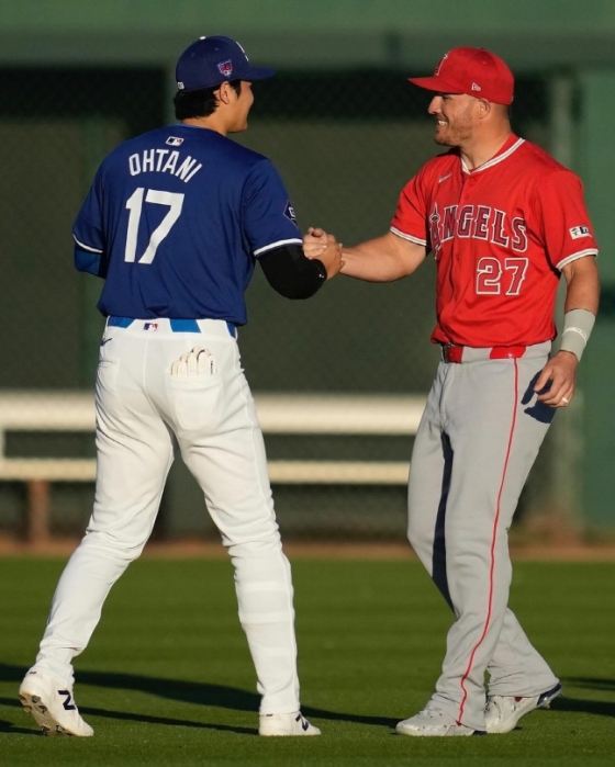 LA 에인절스 마이크 트라웃(왼쪽)과 LA 다저스 오타니 쇼헤이가 6일 미국 애리조나주 글렌데일 캐멀백랜치에서 열린 2024 미국프로야구 메이저리그(MLB) 시범경기를 앞두고 포옹을 나누고 있다. /사진=LA 에인절스 공식 SNS
