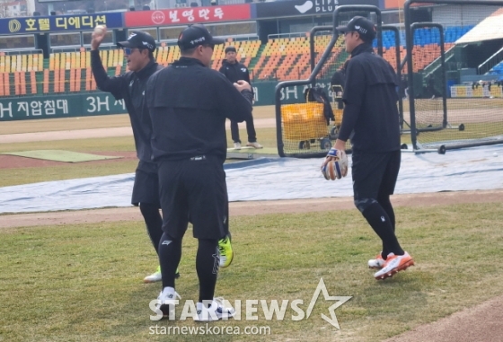 3인 1조로 수비 훈련을 진행 중인 채은성(왼쪽부터)과 안치홍, 하주석. /사진=안호근 기자