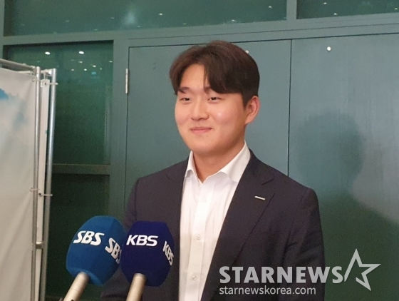 두산 김택연이 6일 인천국제공항을 통해 귀국 후 취재진과 인터뷰에 임하고 있다. /사진=김동윤 기자