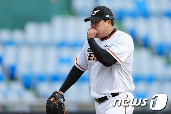 한화 이글스 투수 류현진이 7일 대전 한화생명이글스파크에서 열린 청백전에서 홈팀 선발 투수로 등판해 손에 입김을 불어넣고 있다. /사진=뉴스1