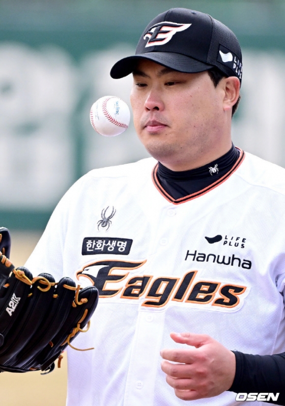 한화 이글스 투수 류현진이 7일 대전 한화생명이글스파크에서 열린 청백전에서 홈팀 선발 투수로 등판해 글러브를 바라보고 있다.