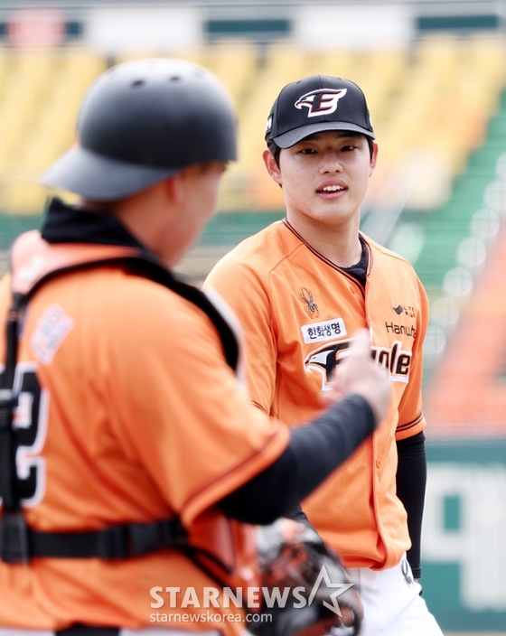 한화 이글스 문동주(오른쪽)가 7일 청백전에서 어웨이팀 선발 투수로 등판해 이닝을 마치고 더그아웃을 향하며 이재원을 바라보고 있다. /사진=김진경 대기자
