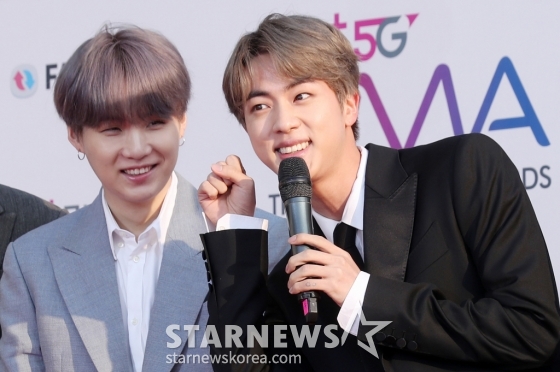 그룹 방탄소년단 슈가, 진이 24일 오후 인천 남동구 남동체육관에서 진행된 더팩트뮤직어워즈 레드카펫 포토월에 참석해 포즈를 취하고 있다.