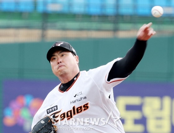 한화 이글스 류현진이 지난 7일 청백전에서 홈팀 선발 투수로 등판해 투구하고 있다. /사진=김진경 대기자