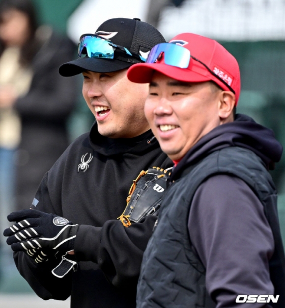 한화 이글스 류현진(왼쪽)과 이범호 KIA 타이거즈 감독이 11일 대전 한화생명이글스파크에서 열릴 2024 신한 SOL뱅크 KBO 시범경기를 앞두고 웃으며 인사를 나누고 있다.