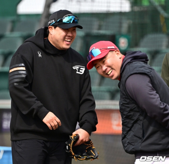 한화 이글스 류현진(왼쪽)이 11일 대전 한화생명이글스파크에서 2024 신한 SOL뱅크 KBO 시범경기를 앞두고 이범호 KIA 타이거즈 감독과 만나 밝게 대화하고 있다.