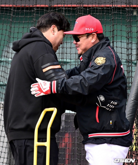 한화 이글스 류현진(왼쪽)이 11일 대전 한화생명이글스파크에서 열릴 2024 신한 SOL뱅크 KBO 시범경기를 앞두고 진갑용 KIA 타이거즈 수석코치와 포옹하고 있다.