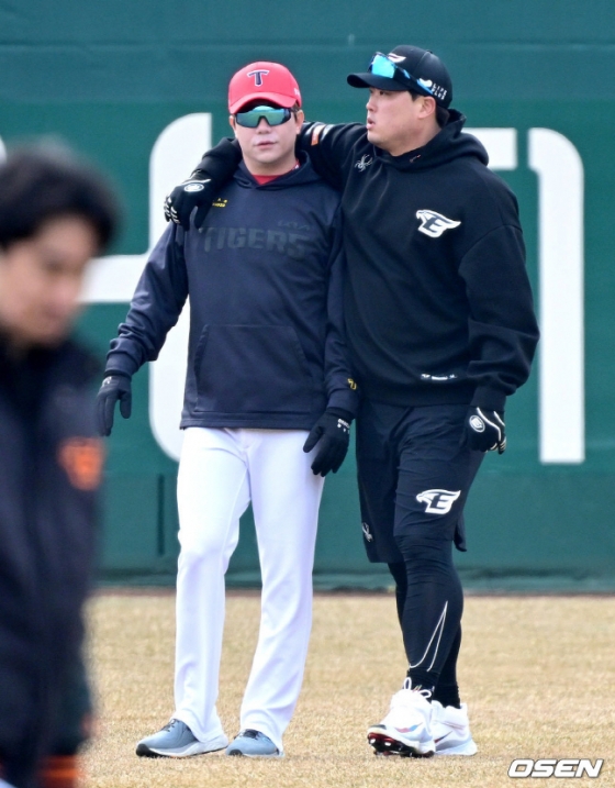 한화 이글스 류현진(오른쪽)이 11일 대전 한화생명이글스파크에서 열릴 2024 신한 SOL뱅크 KBO 시범경기를 앞두고 KIA 타이거즈 양현종과 어깨동무를 하고 대화를 나누고 있다.
