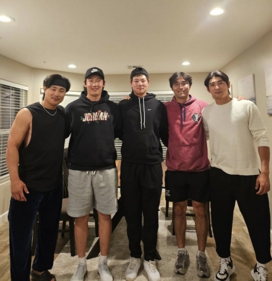 왼쪽부터 김하성, 최병용, 장현석, 최현일, 이정후. /사진=서밋 매니지먼트 공식 SNS