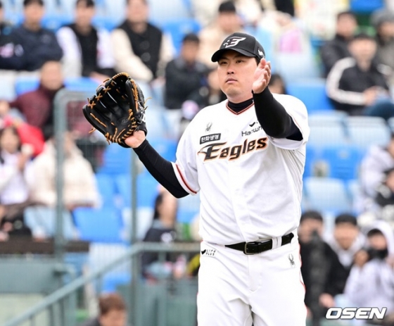 류현진이 12일 대전 한화생명이글스파크에서 열린 KIA 타이거즈와 2024 신한 SOL 뱅크 KBO 시범경기에 선발 등판해 이닝을 마치고 더그아웃으로 향하고 있다.