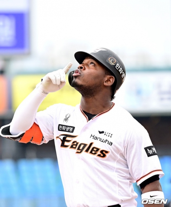 한화 이글스 요나단 페라자가 12일 대전 한화생명이글스파크에서 열린 KIA 타이거즈와 2024 신한 SOL 뱅크 KBO 시범경기에서 적시타를 때려낸 뒤 세리머니를 하고 있다.