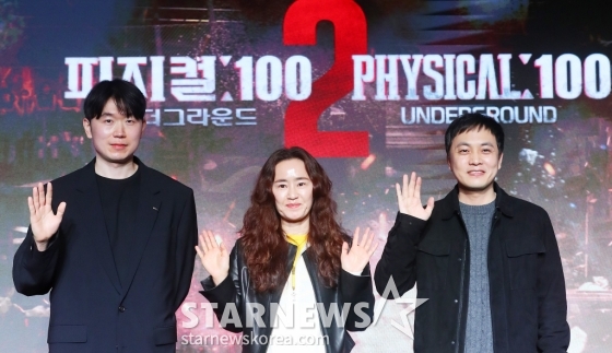 장호기 PD, 강숙경 작가, 이종일 PD가 14일 오전 서울 마포구 호텔 나루 서울 엠갤러리에서 진행된 넷플릭스 오리지널 예능 &#039;피지컬: 100 시즌2-언더그라운드&#039; 제작발표회에 참석해 포즈를 취하고 있다.  &#039;피지컬: 100&#039;은 가장 완벽한 피지컬을 가진 최고의 &#039;몸&#039;을 찾기 위해, 최강 피지컬이라 자부하는 100인이 벌이는 극강의 서바이벌 게임 예능이다. 오는 19일 공개. 2024.03.14 /사진=김창현