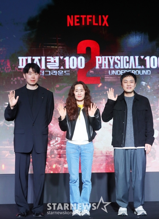 장호기 PD, 강숙경 작가, 이종일 PD가 14일 오전 서울 마포구 호텔 나루 서울 엠갤러리에서 진행된 넷플릭스 오리지널 예능 &#039;피지컬: 100 시즌2-언더그라운드&#039; 제작발표회에 참석해 포즈를 취하고 있다.  &#039;피지컬: 100&#039;은 가장 완벽한 피지컬을 가진 최고의 &#039;몸&#039;을 찾기 위해, 최강 피지컬이라 자부하는 100인이 벌이는 극강의 서바이벌 게임 예능이다. 오는 19일 공개. 2024.03.14 /사진=김창현