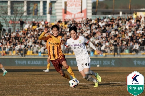 경기에 집중하는 양민혁(오른쪽). /사진=한국프로축구연맹 제공
