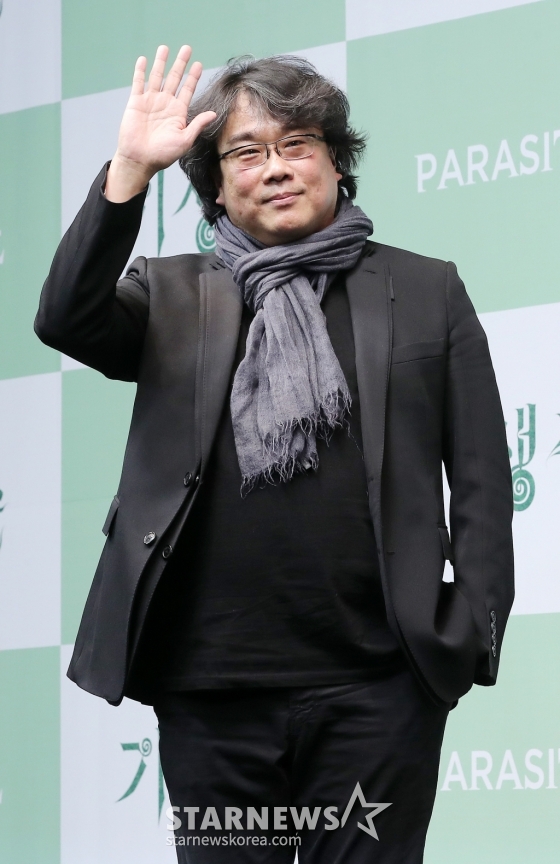  제92회 아카데미 시상식에서 작품상, 감독상, 각본상, 국제장편영화상을 수상한 영화 &#039;기생충&#039;의 봉준호 감독이 19일 오전 서울 중구 웨스틴조선호텔에서 열린 기자회견에 잠석해 포즈를 취하고 있다.  &#039;기생충&#039;은 한국영화 최초로 제72회 칸 국제영화제 황금 종려상을 받은데 이어 제92회 아카데미 시상식에서 4관왕을 차지해 영화사에 한 획을 그었다.