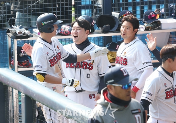 &#039;2024 신한 SOL 뱅크 KBO리그&#039; 시범경기 두산-KIA 전이 14일 오후 잠실구장에서 열렸다. 두산 정수빈이 4회 적시 2루타를 날리고 대주자와 교체된 후 더그아웃에서 동료들의 환영을 받고 있다./잠실=김진경 기자