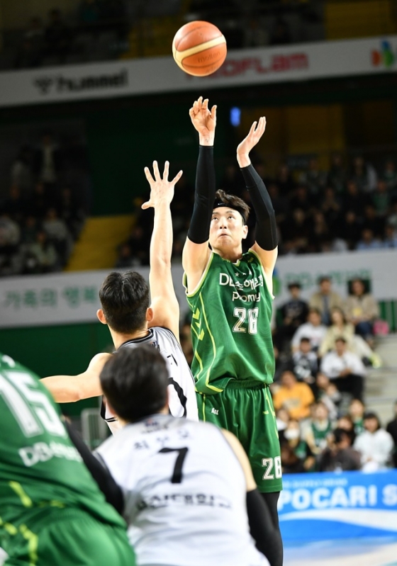 공격에 집중하는 강상재(오른쪽). /사진=KBL 제공