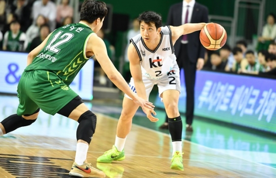 경기에 집중하는 허훈(오른쪽). /사진=KBL 제공