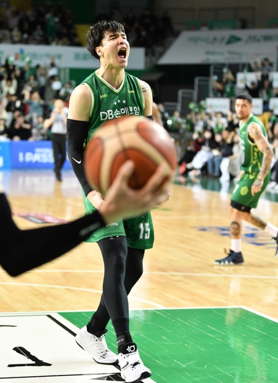 포효하는 김종규. /사진=KBL 제공