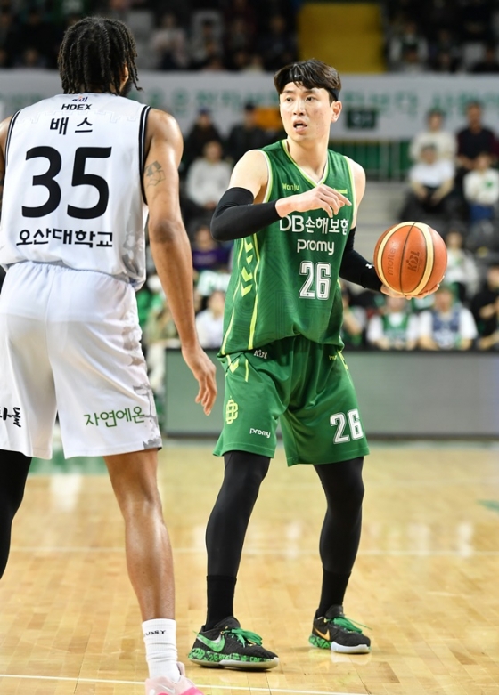 경기에 집중하는 강상재(오른쪽). /사진=KBL 제공