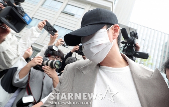 도로교통법위반(음주 측정거부) 및 자동차 불법 사용 혐의를 받고 있는 그룹 신화 신혜성이 지난해 4월 20일 오후 서울 송파구 동부지방법원에서 진행된 선고 공판을 마친 뒤 차량으로 향하고 있다. 2023.04.20
