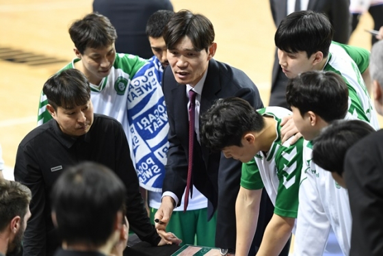 김주성 감독(가운데). /사진=KBL 제공