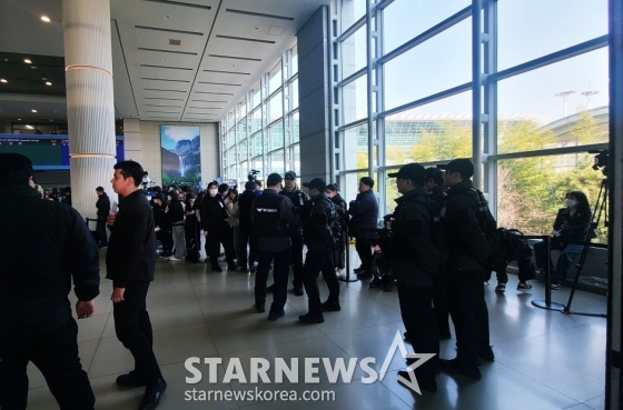 15일 인천국제공항 1터미널에 경찰들도 배치돼 삼엄한 경비를 펼치고 있다. /사진=김우종 기자 