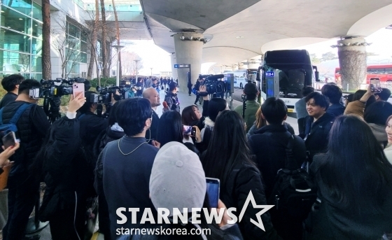 오타니 쇼헤이를 보기 위해 공항청사 밖 버스로 몰려든 팬들. /사진=김우종 기자 