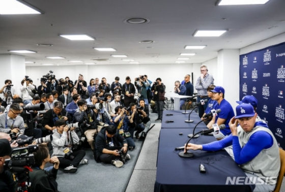 16일 서울 구로구 고척스카이돔에서 열리는 메이저리그(MLB) 월드투어 서울시리즈에 참가하는 LA다저스 오타니 쇼헤이, 무키 베츠, 프레디 프리먼이 취재진의 질문에 답하고 있다. /사진=뉴시스