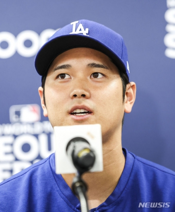 16일 서울 구로구 고척스카이돔에서 열리는 메이저리그(MLB) 월드투어 서울시리즈에 참가하는 LA다저스 오타니 쇼헤이가 취재진의 질문에 답하고 있다. /사진=뉴시스