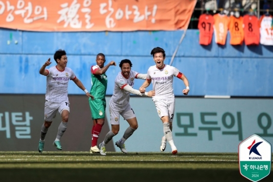 선제골을 넣고 기뻐하는 윤석영(오른쪽).  /사진=한국프로축구연맹 제공