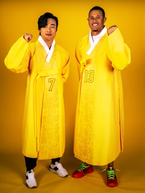황금색 한복을 입은 김하성(왼쪽)과 매니 마차도. /사진=샌디에이고 파드리스 공식 SNS