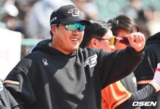 한화 류현진이 16일 사직 롯데전에서 상대 더그아웃을 향해 밝게 인사하고 있다. 