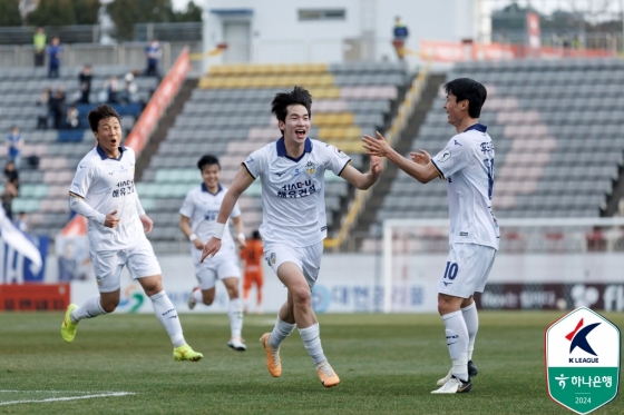  정마호(가운데)가 골을 넣고 기뻐하고 있다. /사진=한국프로축구연맹