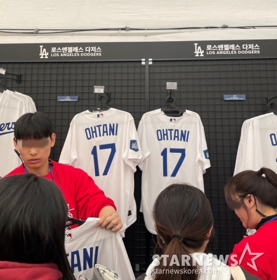많은 야구팬이 17일 서울 고척스카이돔 바깥에 마련된 팝업스토어에서 오타니 쇼헤이(LA 다저스)의 유니폼을 사기 위해 몰렸다. /사진=김동윤 기자