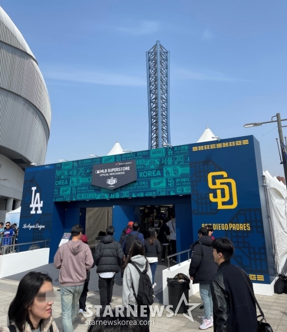 많은 야구팬이 17일 서울 고척스카이돔 바깥에 마련된 팝업스토어를 찾았다. /사진=김동윤 기자
