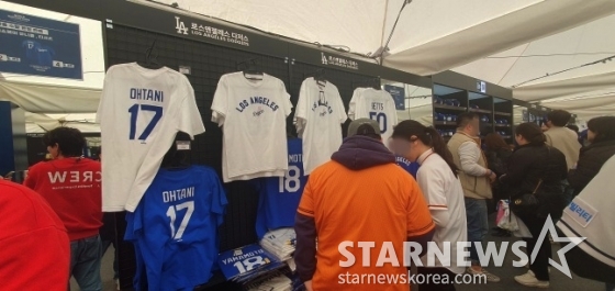 많은 야구팬이 17일 서울 고척스카이돔 바깥에 마련된 팝업스토어에서 오타니 쇼헤이(LA 다저스)의 티셔츠를 사기 위해 몰렸다. /사진=김동윤 기자