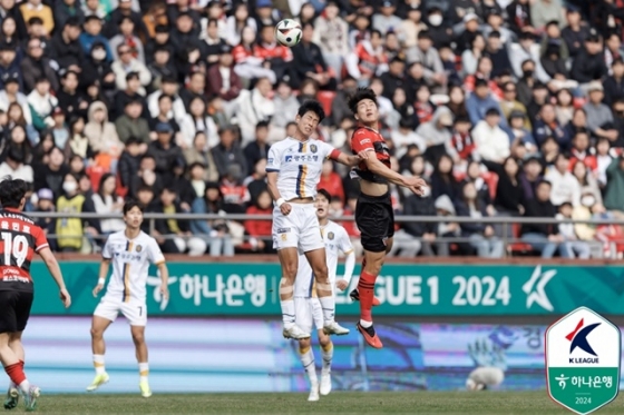정재희의 결승골을 어시스트하는 이호재(오른쪽)의 헤더. /사진=한국프로축구연맹 제공