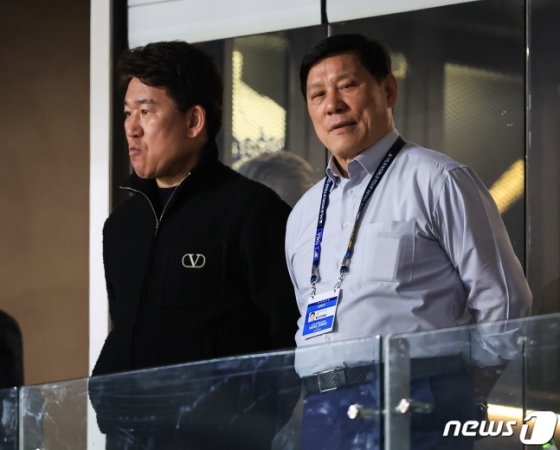  허구연(오른쪽) KBO 총재와 조계현 KBO 전력강화위원장이 17일 서울 고척스카이돔에서 열린 팀코리아와 샌디에이고(SD) 파드리스의 미국프로야구(MLB) 서울시리즈 연습경기를 지켜보고 있다. /사진=뉴스1