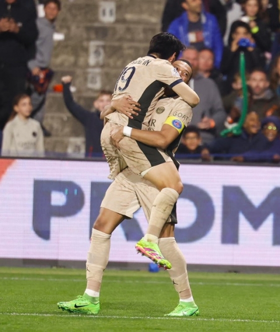 이강인(왼쪽)과 킬리안 음바페가 찐한 포옹을 하며 골 세리머니를 펼치고 있다. /사진=PSG SNS 